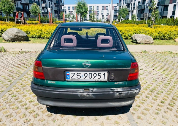 Opel Astra cena 2500 przebieg: 193959, rok produkcji 1998 z Kielce małe 67